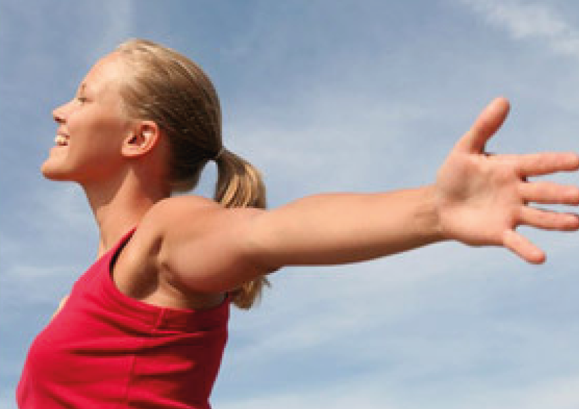 Femme inspirant profondément